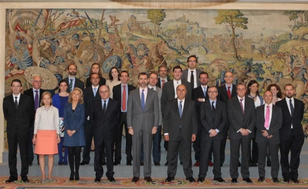 Don Felipe junto a los ganadores del Fondo de Emprendedores Fundación Repsol y miembros del jurado